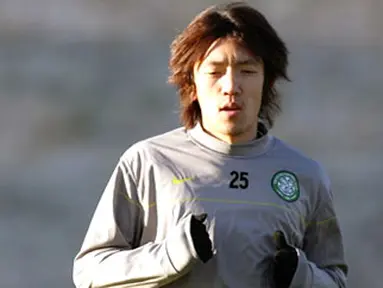 Celtic&#039;s Japanese midfielder Shunsuke Nakamura in a training session in Lennoxtown, Scotland, on December 9, 2008 ahead of their UEFA Champions League match against Villarreal on December 10 in Glasgow. AFP PHOTO/PAUL ELLIS