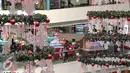 Pengunjung melintas di pohon natal raksasa di Mal Ciputra, Jakarta, Rabu (23/12). Jelang perayaan natal sejumlah mal di Jakarta mendekor mal bernuansa natal agar menjadi daya tarik. (Liputan6.com/Angga Yuniar)