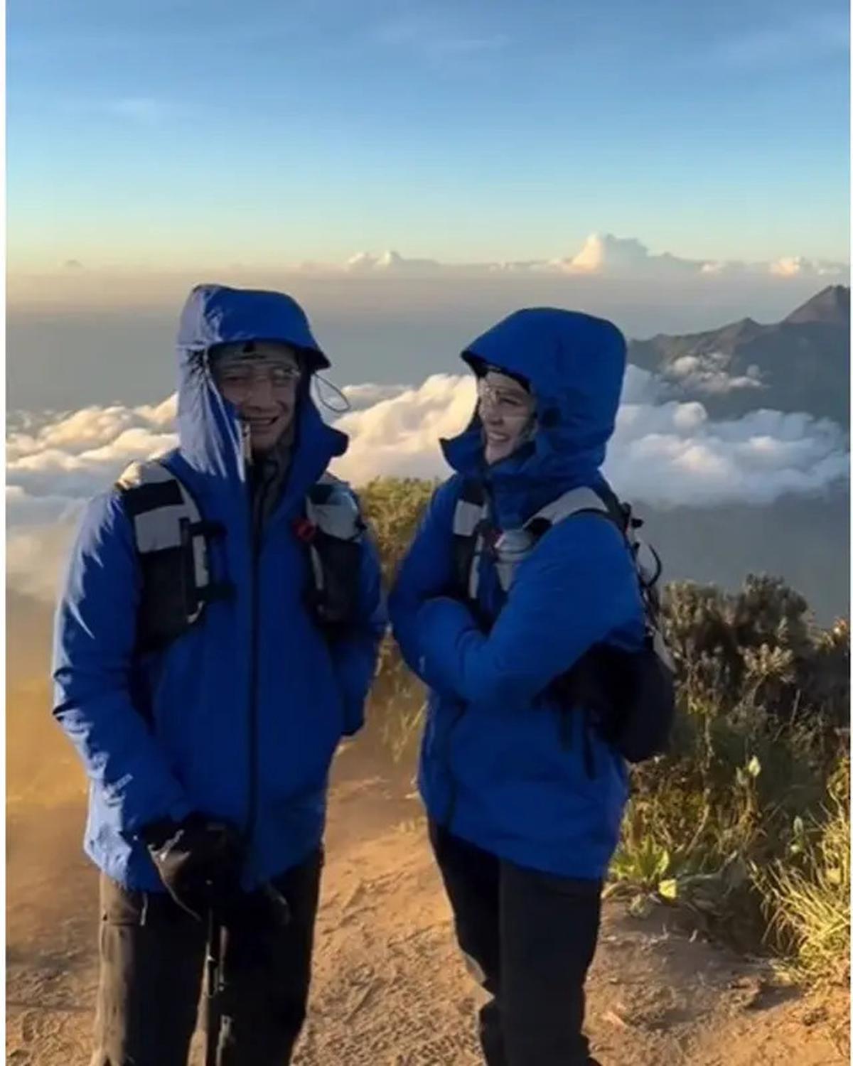 6 Potret Henny Rahman dan Alvin Faiz Mendaki Gunung Merbabu, Jadi Hobi Baru