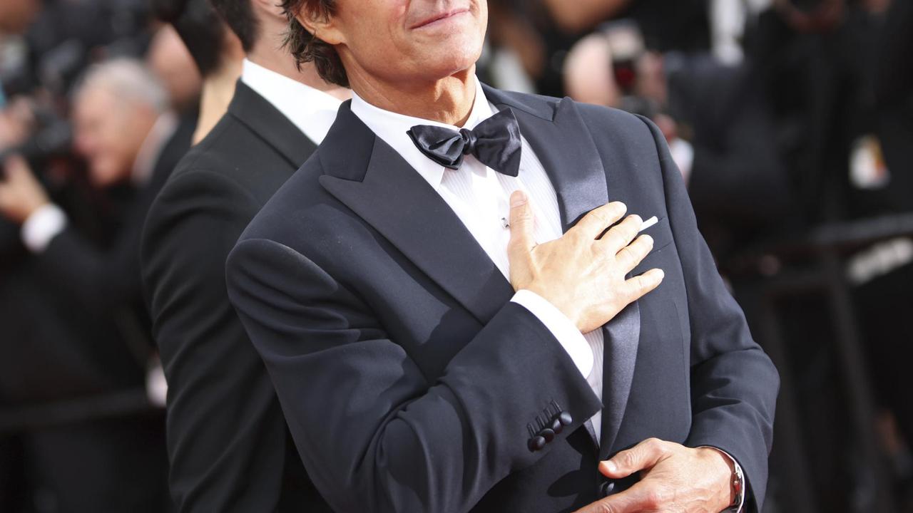 ilustrasi outfit tuxedo hitam tom cruise saat di malam hari
