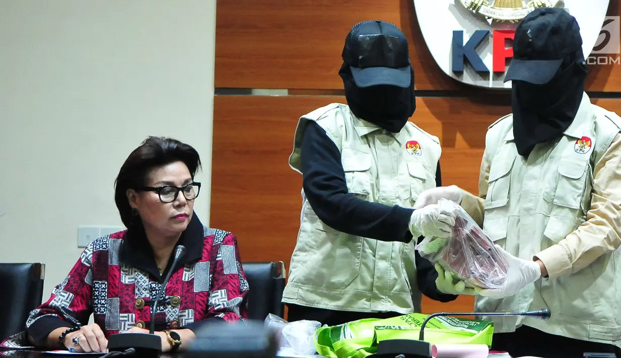 Petugas KPK menunjukan barang bukti uang tersangka Wali Kota Tegal Siti Masitha terkait dugaan suap pengelolaan dana jasa kesehatan di RSUD Kardinah dan pengadaan barang jasa di Gedung KPK, Jakarta, Kamis (30/8). (Liputan6.com/Helmi Afandi)