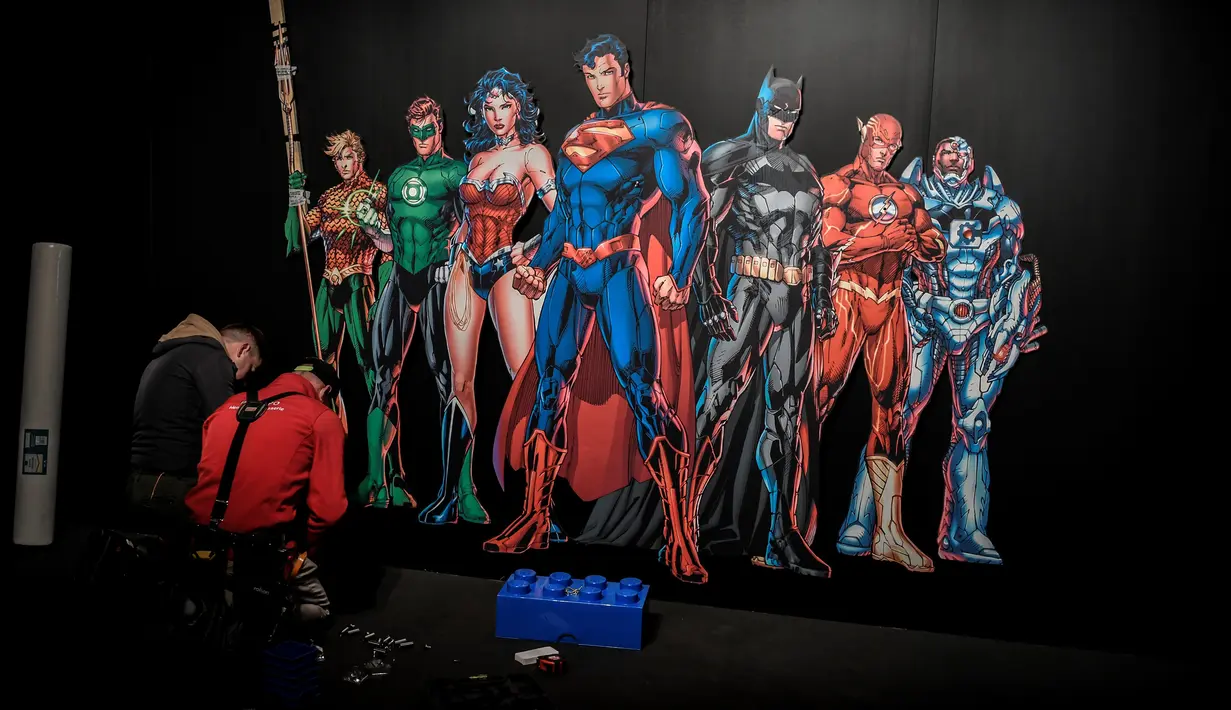 Pekerja mempersiapkan Pameran Art of the Brick yang menampilkan patung karakter pahlawan super dari DC yang dibuat dalam bentuk Lego di La Vilette, Paris, Kamis (26/4). Pameran ini berlangsung hingga 19 Agustus 2018. (AFP/Lionel BONAVENTURE)