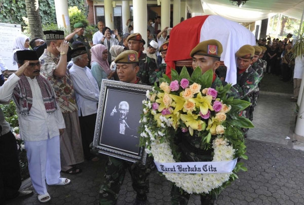 Prajurit TNI AD antar jenazah Adnan Buyung ke TPU Tanah Kusir