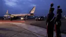 Pengawal Kehormatan berdiri dekat Air Force Two setelah kedatangan Wakil Presiden Kamala Harris di Pangkalan Angkatan Udara Guatemala, Minggu (6/6/2021). Lawatan Harris ke Guatemala merupakan perjalanan internasional pertamanya setelah menjabat sebagai Wakil Presiden AS. (AP Photo/Jacquelyn Martin)