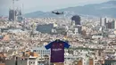 Jersey Barcelona yang baru saat diperkenalkan lewat udara dengan menggunakan drone di Kota Barcelona, Spanyol (19/5/2018). Jersey tersebut akan digunakan tim Catalan untuk mengarungi musim 2018-2019. (AFP/Josep Lago)