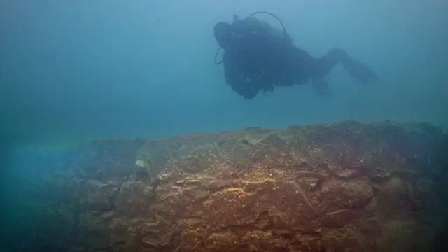 Warga Temukan Monster Misterius di Danau Ini, Ternyata...