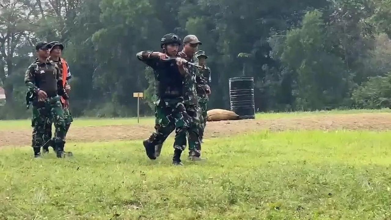 Berbeda dengan batalyon lain yang di kunjungi oleh OJT Secapa AD, Yonif 305/Tengkorak tampak menyajikan kegiatan berbeda. <br>