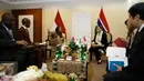 Menteri Luar Negeri RI Retno Marsudi (kanan) berbincang dengan Menteri Luar Negeri Gambia, Neneh Macdouall-Gaye saat pertemuan bilateral di sela KTT Luar Biasa OKI di Jakarta, Minggu (6/3). (Liputan6.com/Faizal Fanani)  