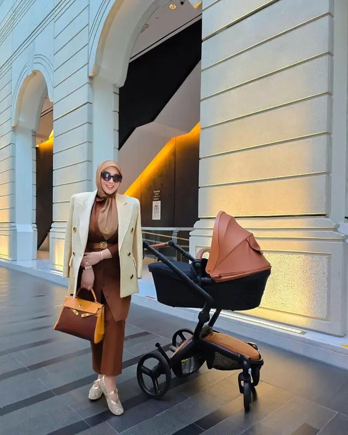 6 Potret Koleksi Tas Hermes Syahrini saat Momong Baby R, Total Harganya Nyaris Rp1 Miliar
