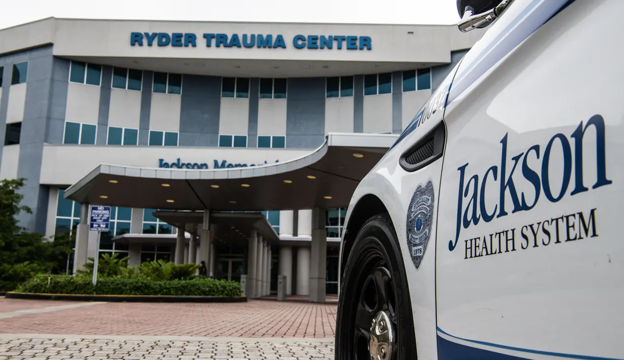Sebuah kendaraan darurat diparkir di pintu masuk Ryder Trauma Center tempat Ibu Negara Haiti Martine Moise dirawat di Miami, Rabu (7/7/2021). Presiden Haiti Jovenel Moise dibunuh dan istrinya terluka dalam aksi penyerangan di kediaman pribadinya pada Rabu dini hari. (CHANDAN KHANNA/AFP)