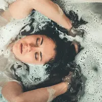 manfaat mandi air dingin bagi kesehatan tubuh./copyright pexels/Craig Adderley