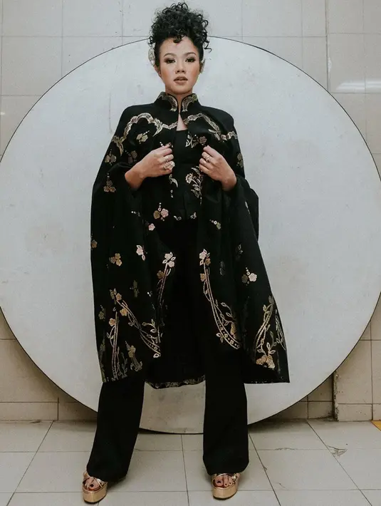 “Yang dirindukan seperti ngumpul sama keluarga besar, lomba nyanyi sama semua anggota keluarga, terus bagi-bagi angpau yang ramenya minta ampun, ketawa-ketawa karena kita kangen-kangenan udah lama enggak ketemu, dansa sama eyangku," ujarnya.  (Instagram/yurayunita)