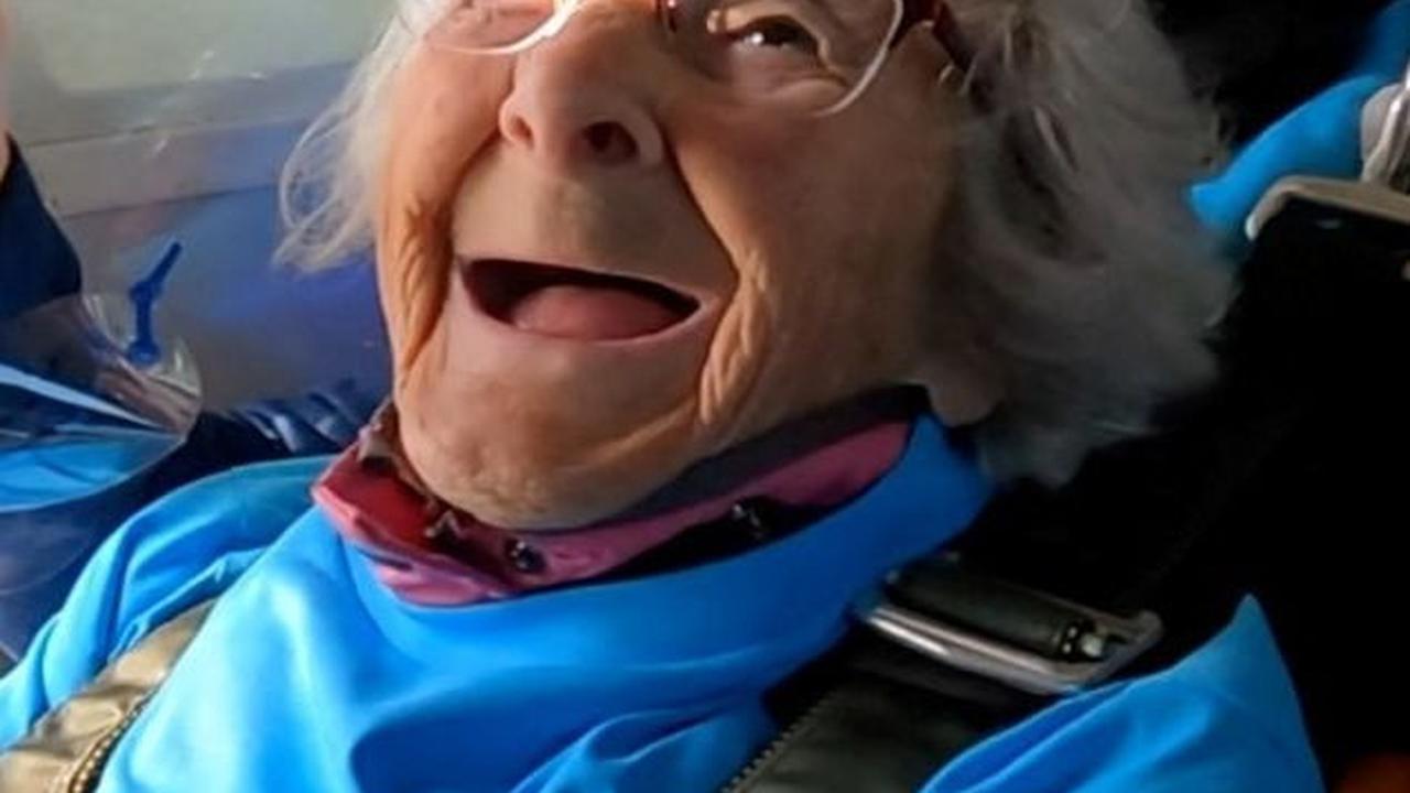 Aksi nekat Nenek Baillie rupanya terinspirasi dari seorang ayah temannya yang berusia 85 tahun pernah melakukan aksi terjun payung.  Foto: UK Parachuting and Goldster / Handout via REUTERS