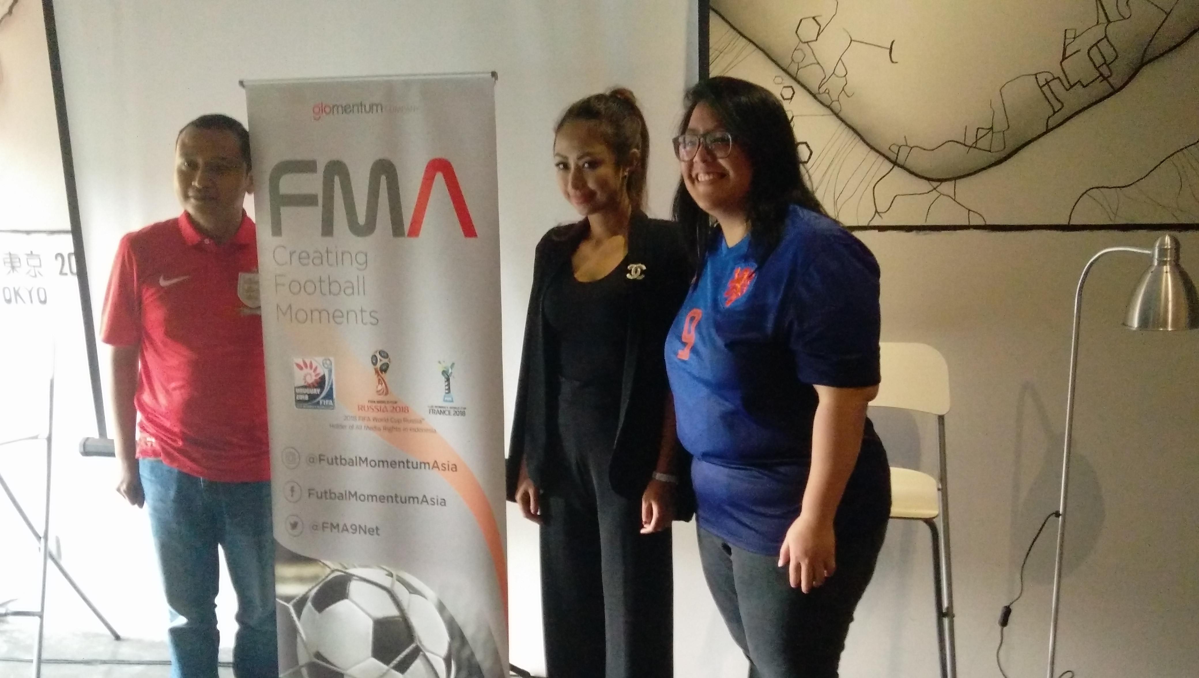 Senior Bisnis Manager Glomentum, Pongky Rivawanto (kiri), bersama Shanna	Murady, CMO dan Senior Vice President FMA (kanan), dalam acara jumpa pers  di Cafe T-House, Jakarta Selatan, Kamis (2/11/2017). (Bola.com/Muhamad Ivan Rida).