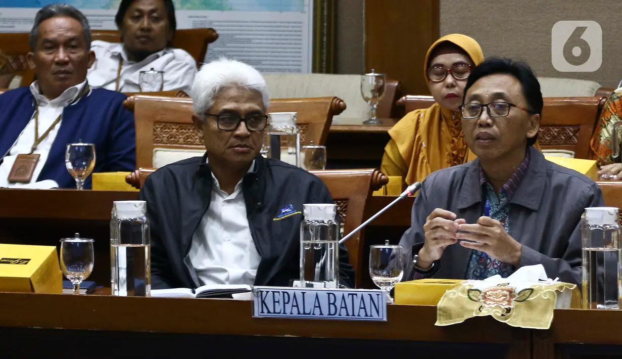 Kepala Batan, Anhar Riza Antariksawan (kanan) memberikan paparan saat mengikuti Rapat Dengar Pendapat dengan Komisi VII DPR di Kompleks Parlemen Jakarta, Kamis (20/2/2020). Rapat membahas temuan radiasi radioaktif di Perumahan Batan Indah, Tangerang Selatan. (Liputan6.com/Johan Tallo)