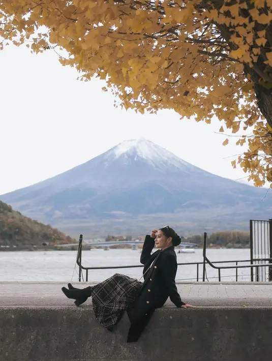 Di slide foto kali ini, Prilly Latuconsina memamerkan gaya chicnya berlatar Gunung Fuji. [Foto: Instagram/prillylatuconsina96]