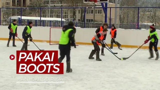 Berita video menariknya bermain hoki es memakai sepatu boots tradisional di St. Petersburg, Rusia.