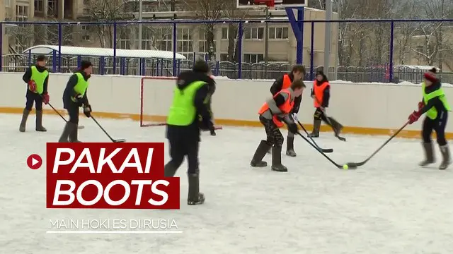 VIDEO: Menarik, Main Hoki Es Pakai Sepatu Boots Tradisional di Rusia