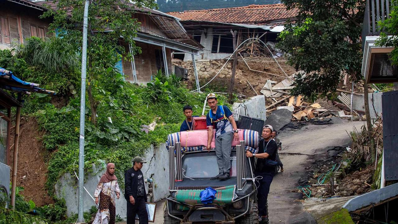 FOTO: Ribuan Warga Padasari Mengungsi Akibat Tanah Bergerak