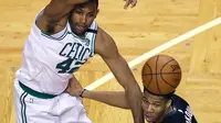 Forward Boston Celtics, Al Horford mencoba melepaskan diri dari kawalan pemain Milwaukee Bucks, Giannis Antetokounmpo pada gim kedua babak play off NBA di Boston, Rabu (18/4/2018) WIB. (AP Photo/Charles Krupa)
