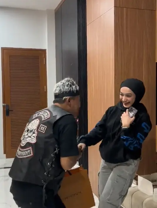 Cuplikan video tersebut mendapat sambutan baik dari warganet. Banyak yang melihat adab Santyka terhadap Sule yang dinilai tulus. "yg skrg kliatan tulus smoga deh ya," tulis rorojongrang92. "Masya allah cantikan yg skrg kliatan tulus baik semoga cpt d halalin yah kang sule," tulis suciningsih666. [TikTok/pkmanagement]