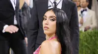 Lourdes Leon, putri penyanyi Madonna, menghadiri gelaran Met Gala 2021 di Metropolitan Museum of Art, New York pada 13 September 2021. Ia hadir di Met Gala setelah tampil di Vogue edisi September untuk cerita "Generation America: The Models Changing an Industry." (Mike Coppola/Getty Images/AFP)