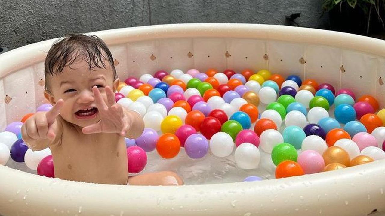 Penampilan Baby Arash langsung mencuri perhatian publik di dunia maya. Baby Asrah memiliki wajah ganteng.