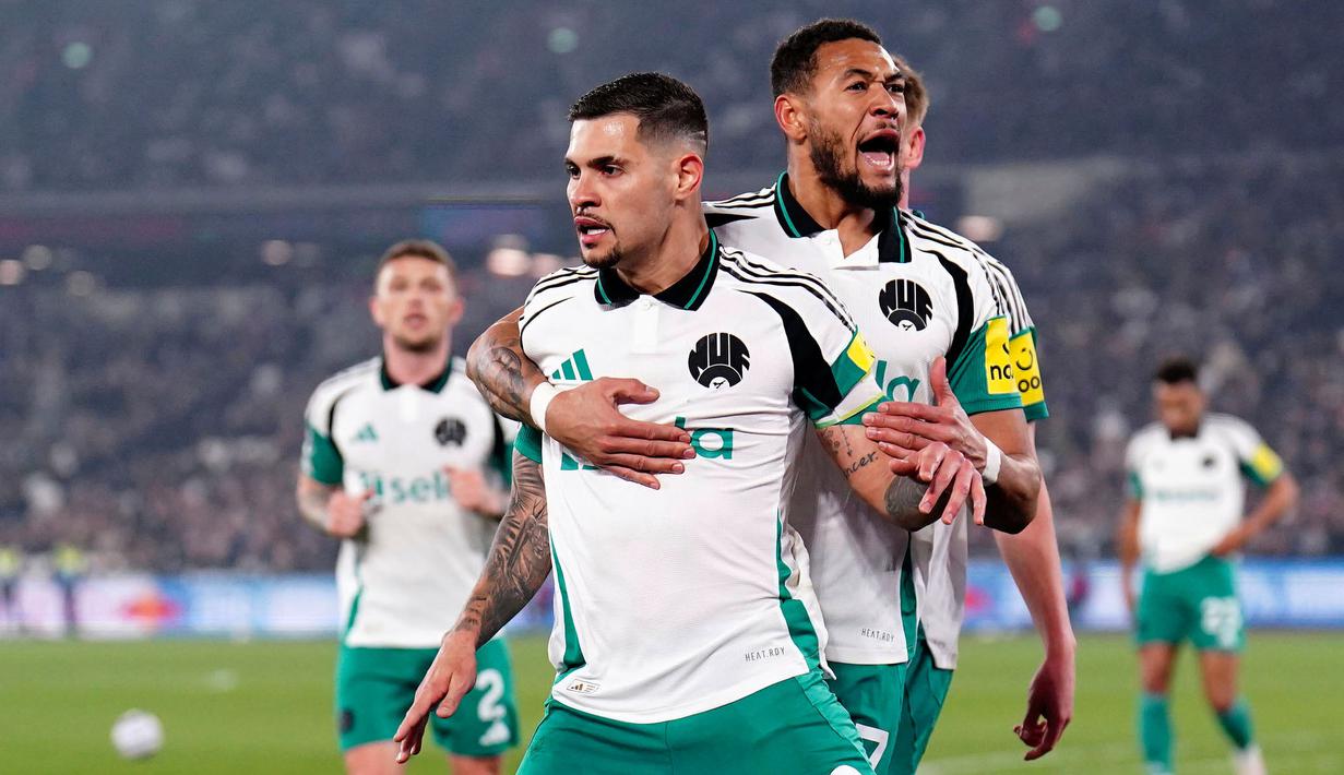 Pemain Newcastle, Bruno Guimaraes melakukan selebrasi setelah mencetak gol ke gawang West Ham dalam laga lanjutan Liga Inggris 2024/2025 di London Stadium, London, Inggris, Selasa (11/03/2025) dini hari WIB. (AP Photo/PA/Zac Goodwin)