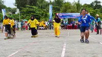 Olahraga tradisional terompa panjang diperlombakan dalam Pekan Olahraga Tradiosional V di Bengkulu (Liputan6.com/Yuliardi Hardjo)