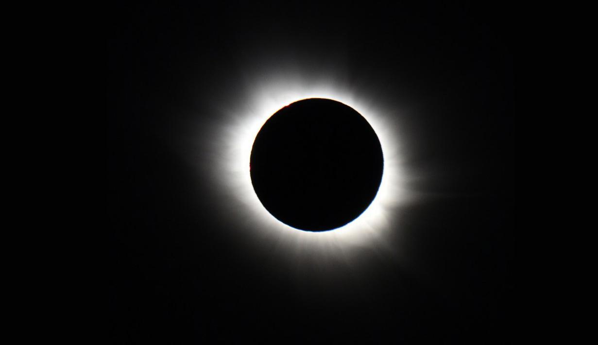 Pemandangan gerhana matahari total yang terlihat dari Kepulauan Svalbard, Norwegia, Jumat (20/3/2015). (AFP PHOTO/STAN HONDA)