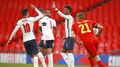 Penyerang Inggris, Marcus Rashford, melakukan selebrasi bersama Mason Mount usai mencetak gol ke gawang Belgia pada laga UEFA Nations League di Stadion Wembley, Minggu (11/10/2020). Inggris menang dengan skor 2-1. (AP/Ian Walton, Pool)