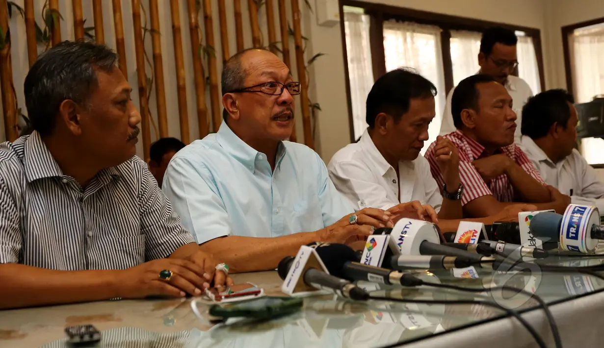 Shafruhan menjelaskan opsi yang diberikan oleh Pemprov DKI membuat Organda DKI dan APTB menjadi bingung,  Jakarta, Kamis, (7/5/2015). (Liputan6.com/Johan Tallo)