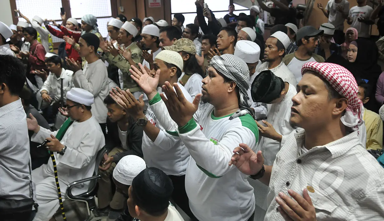 Massa FPI mendoakan Habib Novel Bamukmin dan Habib Shahabuddin Anggawi saat menjalani sidang vonis di PN Jakarta Pusat, Senin (6/4/2015). (Liputan6.com/Johan Tallo)