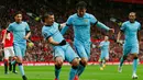 Penyerang City, Sergio Aguero (kedua kiri) merayakan selebrasi  usai mencetak gol ke gawang Manchester United saat Laga Liga Premier Inggris di Old Trafford, Minggu (12/4/2015). Manchester United menang 4-2 atas City. (Reuters/Jason Cairnduff)