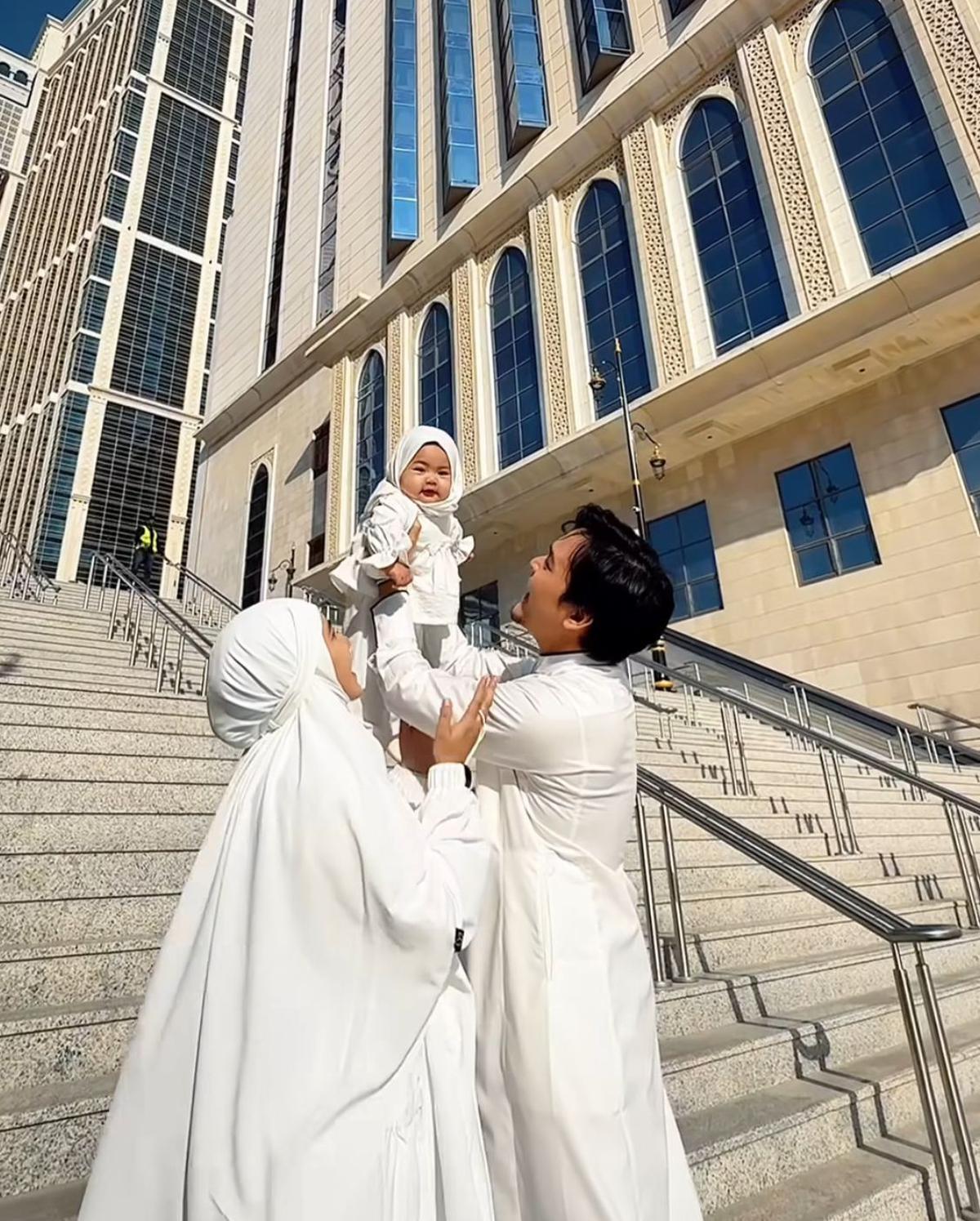 Potret Manis Anisa Rahma dan Suami Umroh saat Ramadan, Momen Bareng Si Kecil Jadi Sorotan