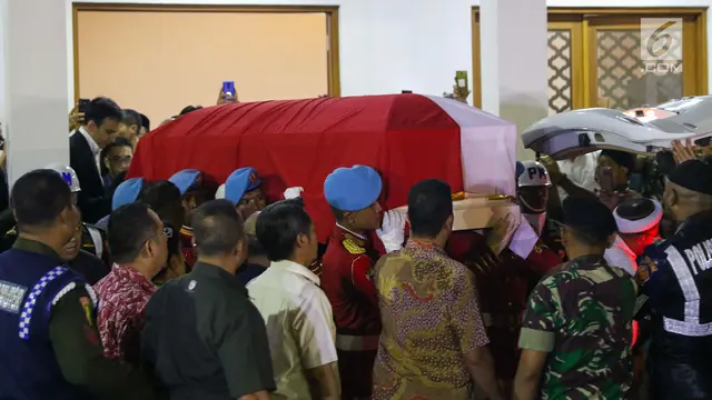 Diselimuti Bendera Merah Putih Jenazah BJ Habibie Dibawa ke Patra Kuningan