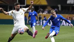 Pemain LAFC, Olivier Giroud (kiri) berusaha memblokir tendangan pemain Chlesea, Cole Palmer dalam pertandingan Grup D Piala Dunia Antarklub 2025 di Mercedes Benz Stadium, Atlanta, Amerika Serikat, Selasa (17/06/2025) WIB. (AP Photo/Brynn Anderson)