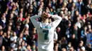 Ekspresi penyerang Real Madrid Cristiano Ronaldo saat melawan Barcelona dalam pertandingan Liga Spanyol di stadion Santiago Bernabeu di Madrid, Spanyol (23/12). Pada pertandingan itu Madrid kalah 0-3 dari Barcelona. (AP Photo/Paul White)