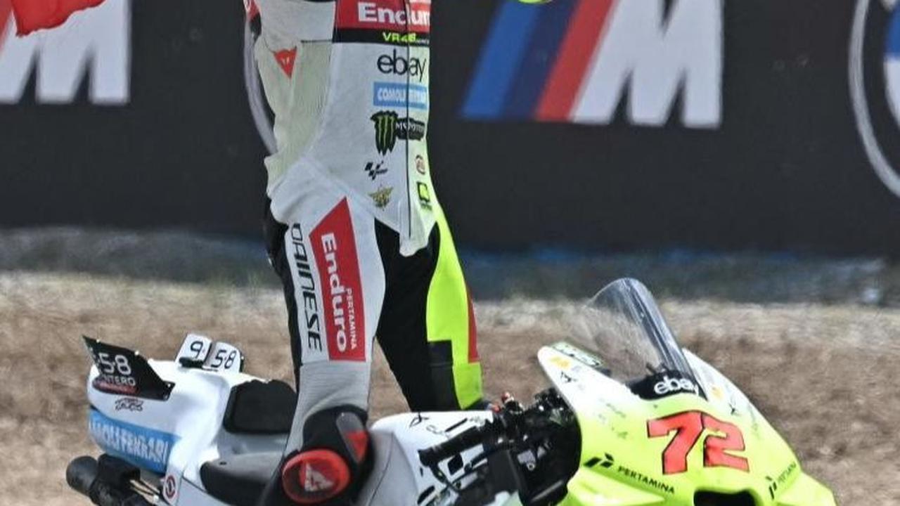 Selebrasi Bezzecchi saat menyelesaikan balapan MotoGP Spanyol 2024 yang sukses berdiri di podium ketiga. Foto: JORGE GUERRERO / AFP
