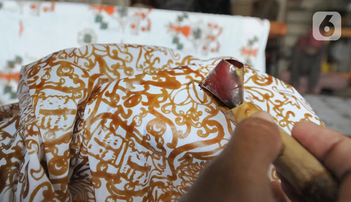 Aktivitas pembuatan batik di sentra batik Depok Tradjumas, Kamis (24/2/2022). Produksi Batik Depok kembali menggeliat setelah diberlakukannya pembelajaran tatap muka (PTM) Kota Depok di mana murid SD dan SMP menggunakan seragam batik produksi mereka. (merdeka.com/Arie Basuki)