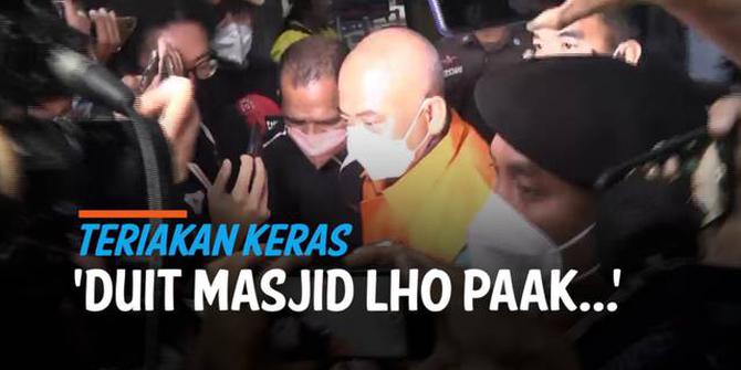 VIDEO: Teriakan 'Duit Masjid Lho Pak Duit Masjid...' Saat Wali Kota Bekasi Masuk Mobil Tahanan