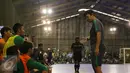 Pelatih Timnas Futsal Indonesia, Rendy Irawan (kanan) memberi arahan pada timnya saat laga uji coba melawan IPC Pelindo di Jakarta, Minggu (15/1). Timnas Futsal Indonesia akan melakoni laga piala AFF 2017, akhir Januari. (Liputan6.com/Helmi Fithriansyah)