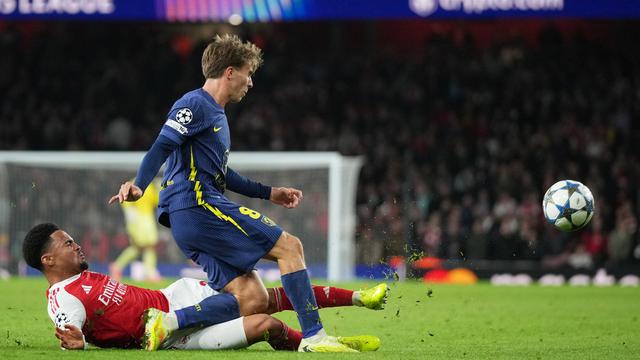 Pemain Arsenal, William Saliba (kiri), berusaha memblok tembakan dari gelandang Atletico Madrid, Pablo Barrios