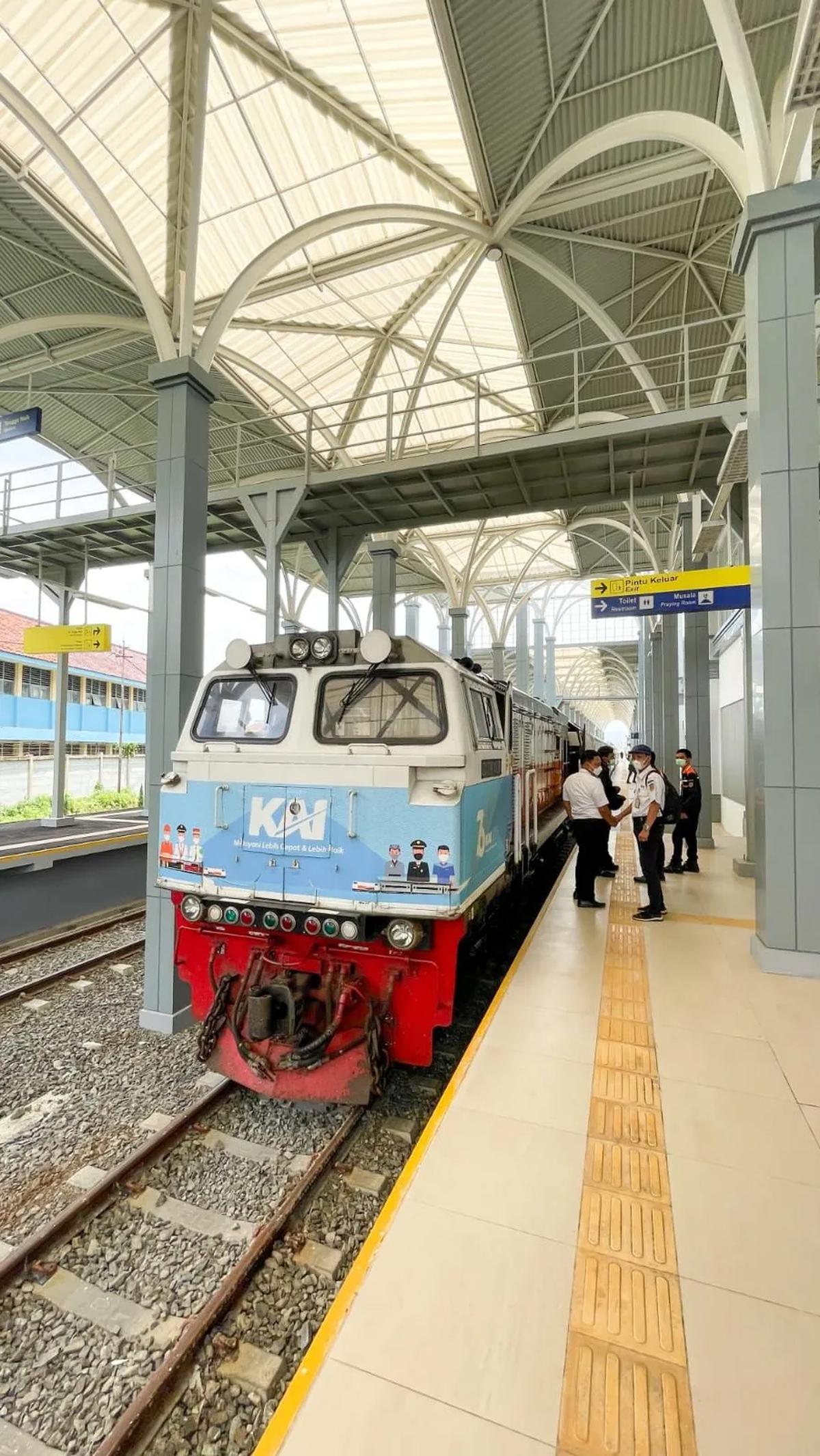 1. Kereta Api Cikuray