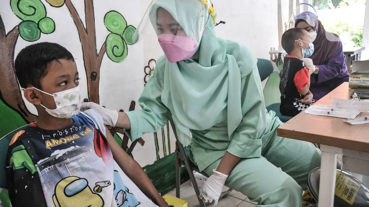 Antusias Anak Sekolah Ikut Imunisasi DT