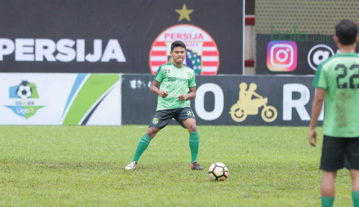 Pemain Persebaya, Fandi Eko Utomo (kiri) saat melakukan pemanasan pada sesi latihan tim jelang laga Gojek Liga 1 bersama Bukalapak di Stadion PTIK, Jakarta, Senin (25/6/2018). Persebaya akan melawan Persija 26 Juni 2018. (Bola.com/Nick Hanoatubun)