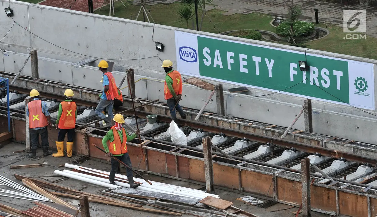 Aktivitas pekerja saat menyelesaikan Jalur 5A Light Rail Transit (LRT) Kelapa Gading-Velodrome, Jakarta, Kamis (19/4). Jalur 5A LRT Kelapa Gading-Velodrome diperkirakan rampung dan mulai diuji coba pada Juli 2018. (Merdeka.com/Iqbal Nugroho)