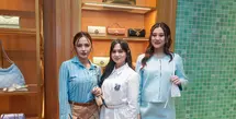 Momen ini terasa istimewa, apalagi bagi Aaliyah Massaid yang kini tengah menantikan kehadiran buah hati pertamanya. Calon mama ini tetap tampil chic dan stylish, membuktikan bahwa pesona ibu muda bisa bersinar di berbagai kesempatan.  [Dok/Time International].