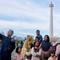 Warga berswafoto saat berwisata di kawasan Monumen Nasional (Monas), Jakarta, Sabtu (5/4/2025). (Liputan6.com/Herman Zakharia)
