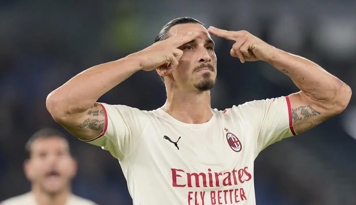 AC Milan berhasil meraup poin penuh kala bertandang ke markas AS Roma di Stadion Olimpico, dalam laga lanjutan Serie A, Senin (1/11/2021). (AP/Gregorio Borgia)